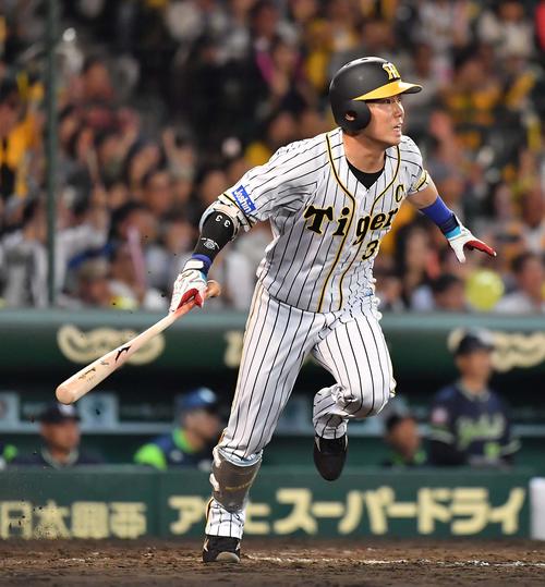 阪神対ヤクルト　9回裏阪神1死満塁、右前にサヨナラ適時打を放つ糸原健斗（撮影・上田博志）