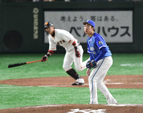 巨人対DeNA　4回裏DeNA無死一塁、亀井に右適時三塁打を浴びる大貫（撮影・鈴木みどり）