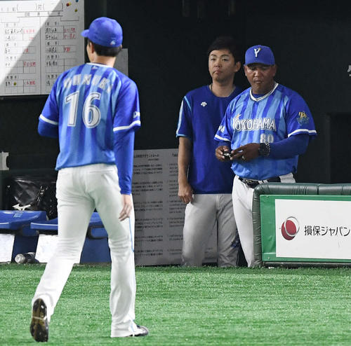 巨人対DeNA　4回裏巨人1死一、二塁、坂本勇に左前打を浴びた後、降板する大貫（左）と浮かない表情のラミレス監督（右）（撮影・鈴木みどり）