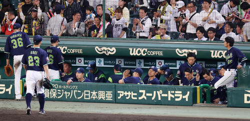 阪神対ヤクルト　阪神にサヨナラ負けを喫し、ベンチで静まりかえるヤクルトナイン（撮影・前田充）