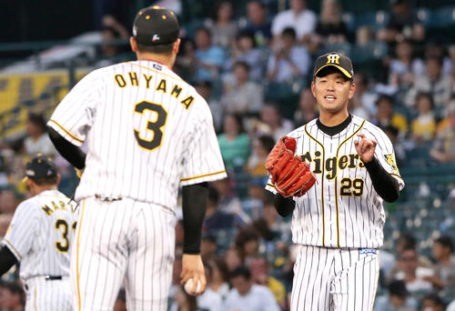 阪神対ヤクルト　4回表ヤクルト1死、雄平を三ゴロに仕留めた大山悠輔（手前）に声をかける高橋遥人（撮影・上山淳一）