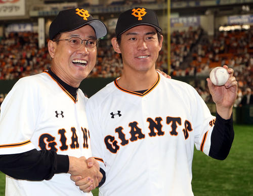 巨人対DeNA　ウイニングボールを手に4年目でプロ初勝利を果たした桜井（右）は、原監督から祝福され笑顔を見せる（撮影・狩俣裕三）