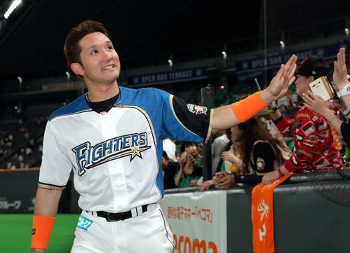 日本ハム対楽天　試合終了後、ファンと笑顔でハイタッチをする日本ハム杉谷（撮影・佐藤翔太）
