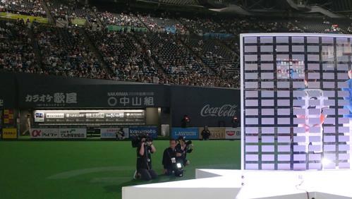 日本ハム対楽天　杉谷のヒーローインタビューの前半も日本ハムベンチには誰もいない（撮影・黒川智章）
