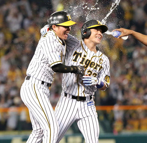 9回裏阪神1死満塁、糸原健斗（右）はサヨナラ右前適時打を放ちウオーターシャワーで祝福される。左は北條（撮影・上山淳一）