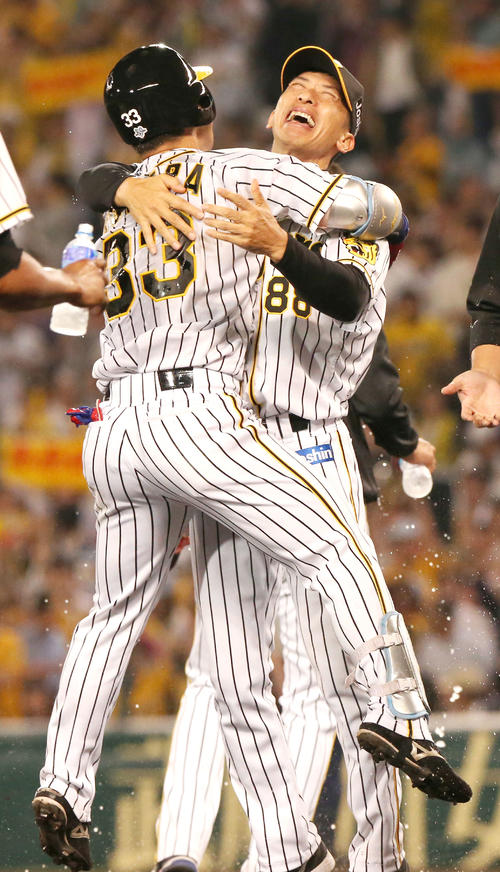 阪神対ヤクルト　9回裏阪神1死満塁、糸原（手前）はサヨナラ右前適時打を放ち矢野監督に抱きついて喜ぶ（撮影・上山淳一）
