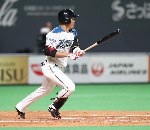 日本ハム対楽天　5回裏日本ハム2死二塁、中前適時打を放つ王柏融（撮影・黒川智章）
