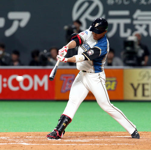 日本ハム対楽天　5回裏日本ハム2死二塁、王柏融は中前適時打を放つ（撮影・佐藤翔太）