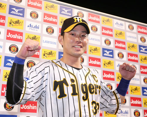 阪神対ヤクルト　サヨナラ打を放った糸原はガッツポーズを決める（撮影・上山淳一）