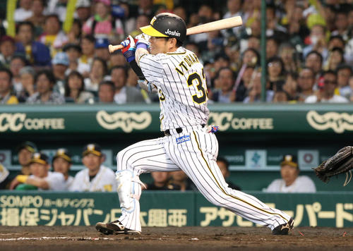 阪神対ヤクルト　9回裏阪神1死満塁、糸原健斗はサヨナラ右前適時打を放つ（撮影・上山淳一）