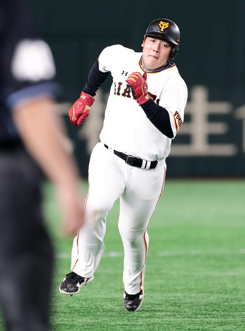 巨人対DeNA　4回裏巨人無死一塁、亀井の右越え適時三塁打で一塁走者岡本は一気に三塁を回る激走で生還（撮影・浅見桂子）