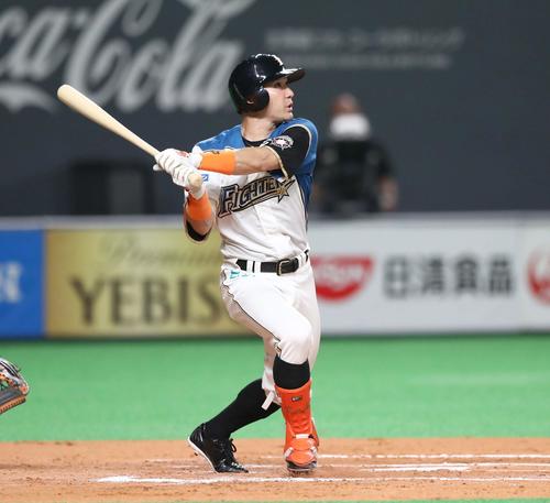 日本ハム対楽天　6回裏日本ハム2死二塁、右越え2点本塁打を放つ杉谷（撮影・黒川智章）