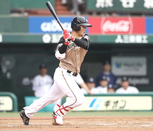 西武対日本ハム　4回表日本ハム2死満塁、右翼線に2点適時二塁打を放つ清宮（撮影・黒川智章）