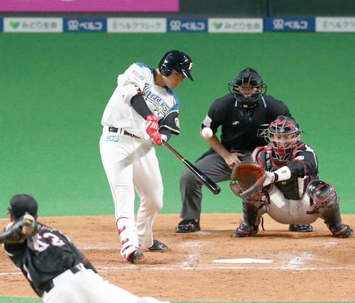 日本ハム対ロッテ　4回裏日本ハム1死一、二塁、中越え3点本塁打を放つ清宮（撮影・黒川智章）