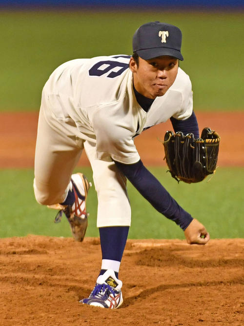 22日の亜大戦で延長11回を投げ抜き、1安打完封勝利を挙げた東洋大の村上