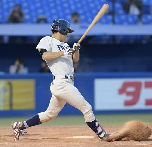 亜大対東洋大　延長11回裏東洋大1死一、三塁、小川はサヨナラの中犠飛を放つ（撮影・加藤諒）
