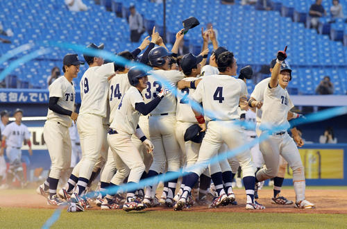 亜大対東洋大　延長11回、サヨナラ勝ちで亜大を破って完全優勝を決め、喜ぶ東洋大の選手たち（撮影・加藤諒）