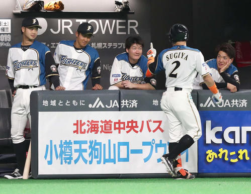 日本ハム対楽天　5回裏日本ハム1死、左越え本塁打を放った杉谷を出迎えないナイン（撮影・黒川智章）