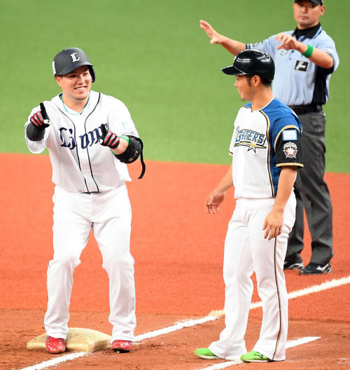 18年7月13日、全パ対全セ　中前に適時打を放ちポーズを決める山川