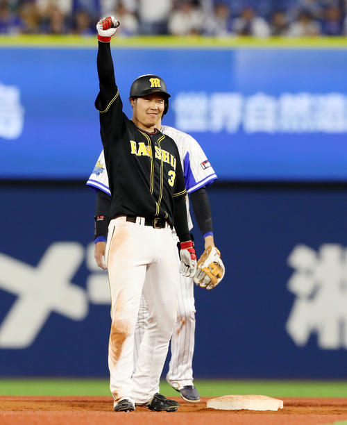 DeNA対阪神　7回表阪神2死三塁、大山は左翼線に勝ち越し適時二塁打を放ち、塁上でガッツポーズ（撮影・加藤哉）