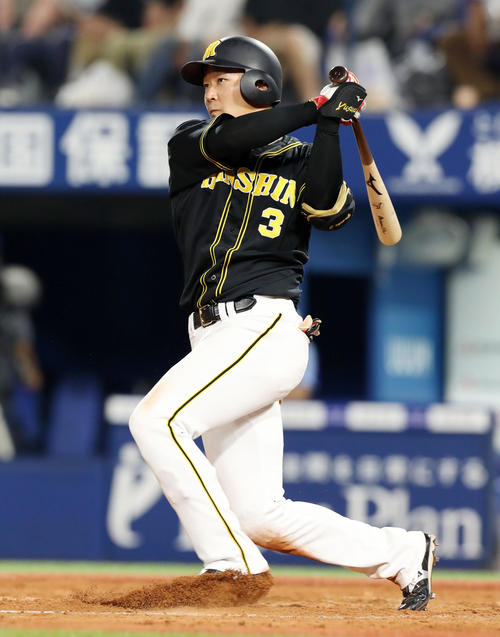 DeNA対阪神　7回表阪神2死三塁、大山は左線に適時二塁打を放つ（撮影・加藤哉）