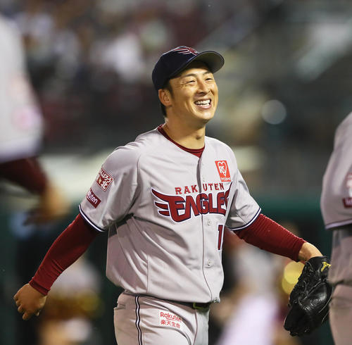 楽天対オリックス　6回表オリックス2死、美馬は頓宮を空振り三振に仕留め笑顔でベンチに戻る（撮影・足立雅史）