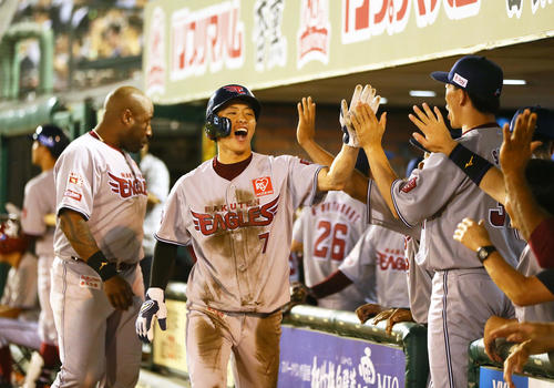 楽天対オリックス　5回裏楽天無死三塁、相手暴投で生還し笑顔を見せる辰己（撮影・足立雅史）