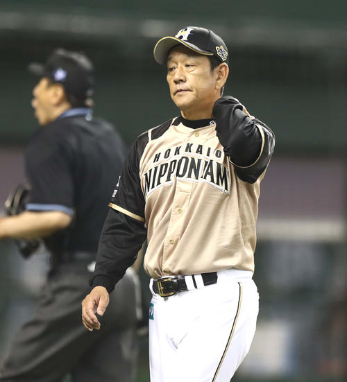 西武対日本ハム　渋い表情で選手交代を告げる栗山監督（撮影・黒川智章）