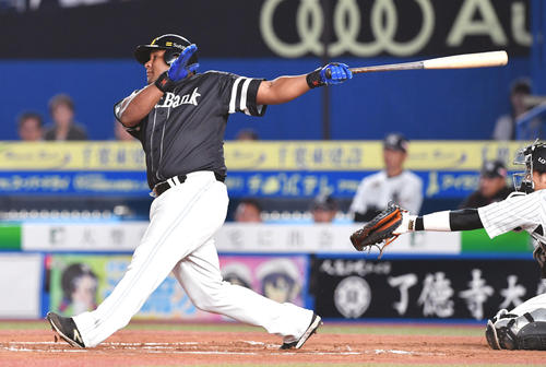 ロッテ対ソフトバンク　10回表ソフトバンク無死二塁、デスパイネは勝ち越しの中越え2点本塁打を放つ（撮影・滝沢徹郎）