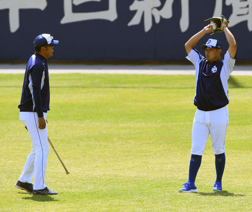 キャッチボールの途中、門倉コーチ（左）と話す中日松坂（撮影・前岡正明）