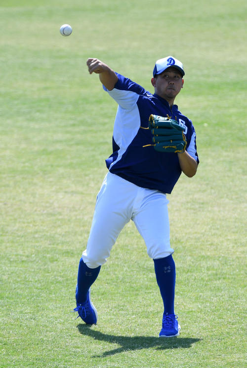 キャッチボールを行う中日松坂（撮影・前岡正明）