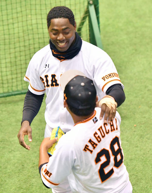 巨人田口（手前）と談笑するモタ（2019年3月4日撮影）