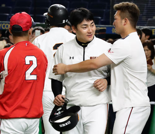 巨人対広島　試合前練習中、巨人丸（中央）は広島鈴木に抱きつかれる（撮影・浅見桂子）