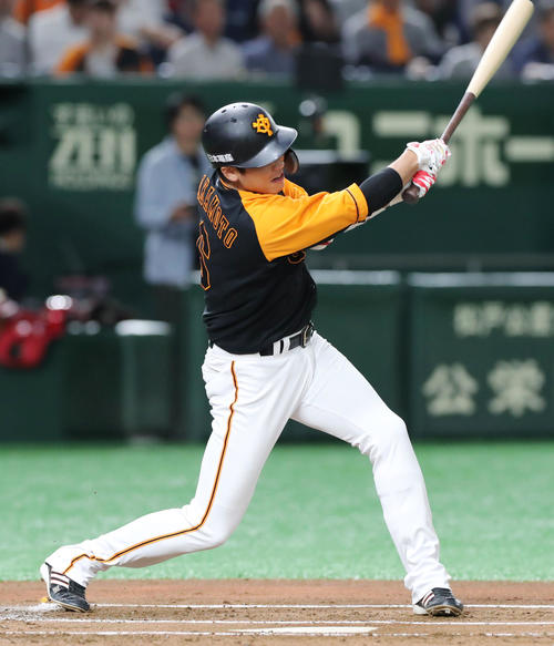 巨人対広島　1回表巨人1死、左中間に先制のソロ本塁打を放つ坂本勇（撮影・垰建太）
