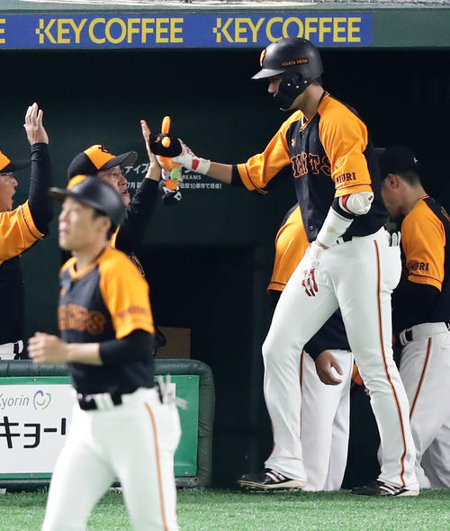 巨人対広島　1回裏巨人1死、坂本勇が中越えソロ本塁打を放ちハイタッチで迎える原監督（撮影・浅見桂子）