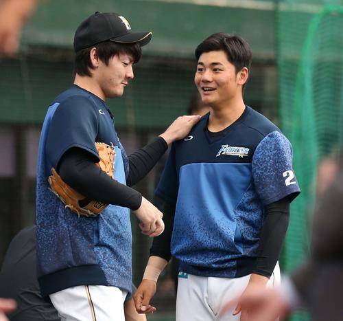 西武対日本ハム　チームに合流し有原（左）に肩をたたかれる清宮（撮影・黒川智章）