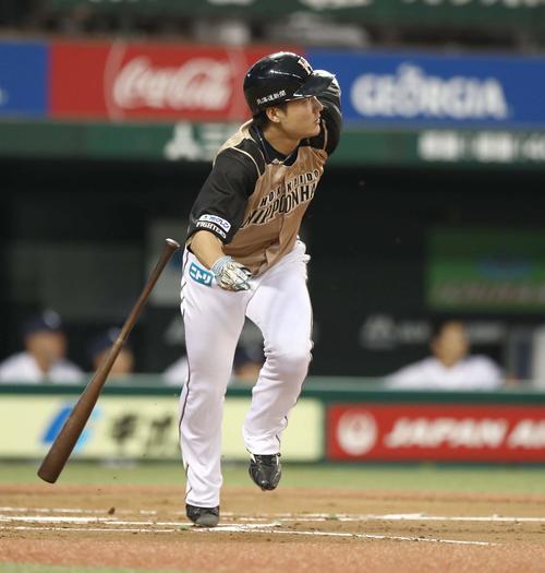 西武対日本ハム　2回表日本ハム1死一塁、左中間に2点本塁打を放つ渡辺（撮影・黒川智章）