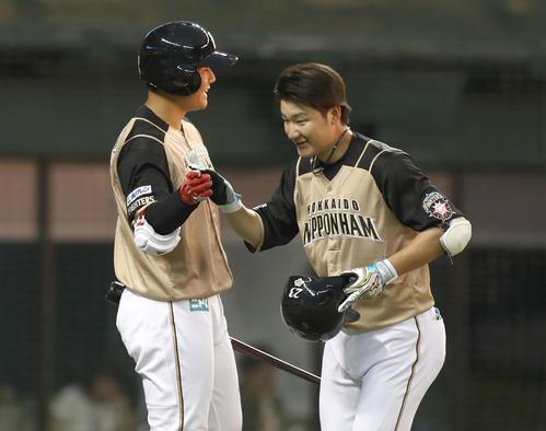 西武対日本ハム　2回表日本ハム1死一塁、左中間に2点本塁打を放った渡辺（右）を出迎える清宮（撮影・黒川智章）