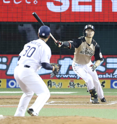 西武対日本ハム　3回表日本ハム1死三塁適時二塁打を放つ西川。投手榎田（撮影・河野匠）