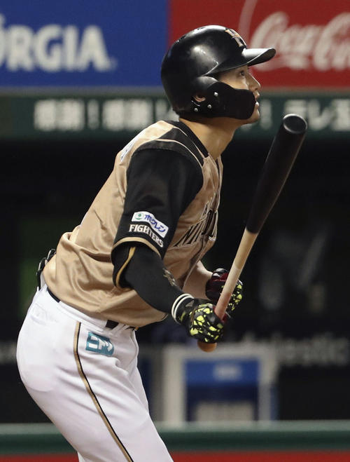 3回日本ハム1死三塁、西川が右中間に勝ち越し二塁打を放つ＝メットライフドーム（共同）
