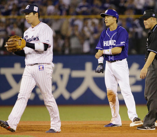 ヤクルト対中日　5回表中日1死一、三塁、打者ビシエドの時に二塁盗塁を決めた大島。野手山田（撮影・中島郁夫）