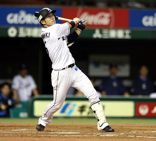 西武対日本ハム　5回裏西武1死二塁、右越え2点本塁打を放つ外崎（撮影・黒川智章）