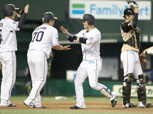 西武対日本ハム　5回裏西武1死二塁、右越え2点本塁打を放ち笑顔で生還する外崎（撮影・黒川智章）