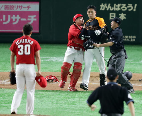 巨人対広島　7回裏巨人1死一塁、代打中島は頭部死球を受け激怒しマウンドに向かう。投手一岡（撮影・浅見桂子）