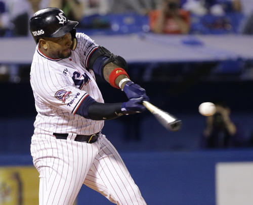 ヤクルト対中日　7回裏ヤクルト無死、本塁打を放つバレンティン（撮影・中島郁夫）