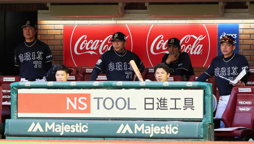 楽天対オリックス　戦況を見つめるオリックス西村監督（左から3人目）（撮影・足立雅史）