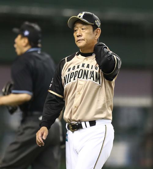 西武対日本ハム　渋い表情で選手交代を告げる日本ハム栗山監督（撮影・黒川智章）