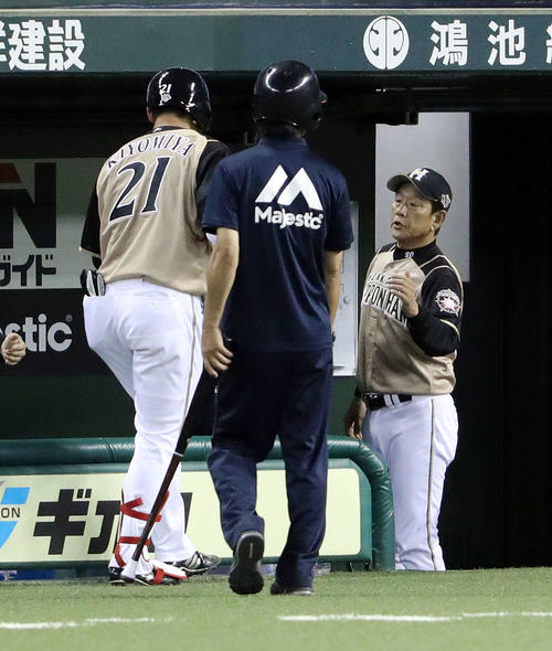西武対日本ハム　6回表日本ハム無死満塁、中犠飛を放った清宮（左）を迎える栗山監督（右）（撮影・河野匠）