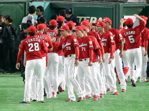 巨人対広島　10連勝を決め、緒方監督（中央）はナインとハイタッチで喜び合う（撮影・浅見桂子）