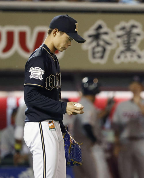 5回、楽天に逆転を許し、うつむくオリックス山岡（共同）